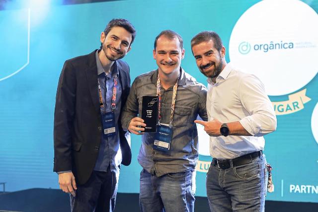 Orgânica recebendo o primeiro lugar do prêmio Espada Ninja na Vitrine